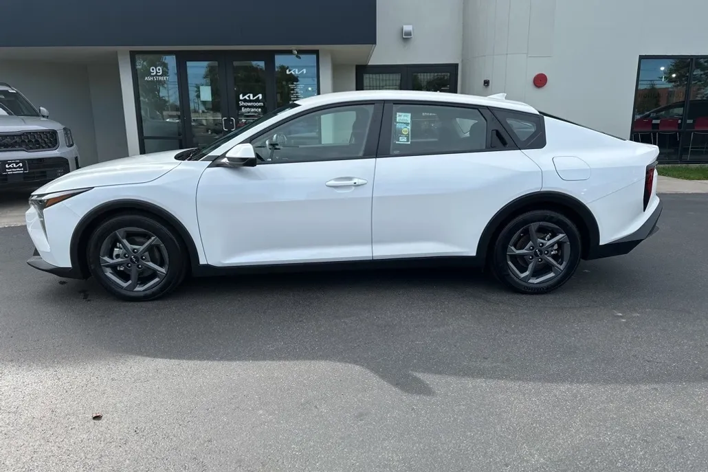 2025 Kia K4 LXS photo 1