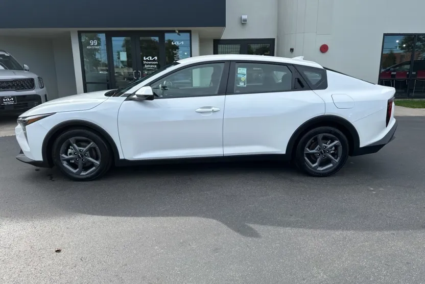 2025 Kia K4 LXS photo 1