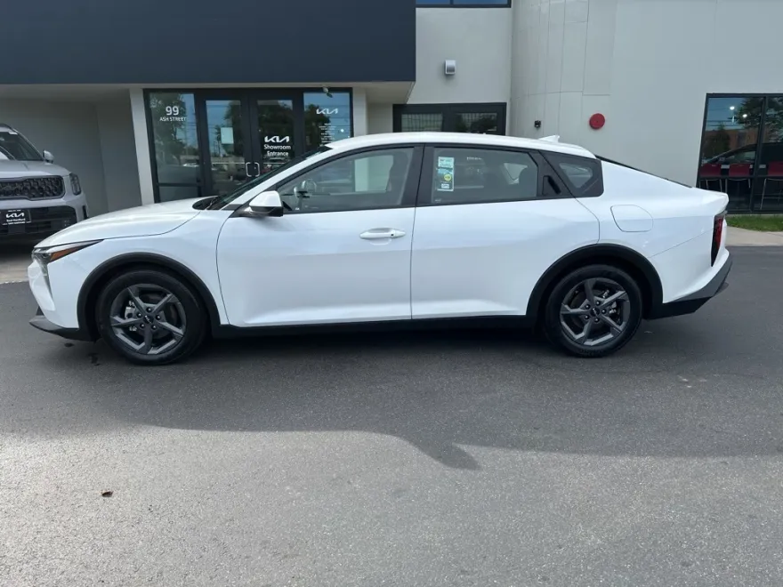 2025 Kia K4 LXS photo 1