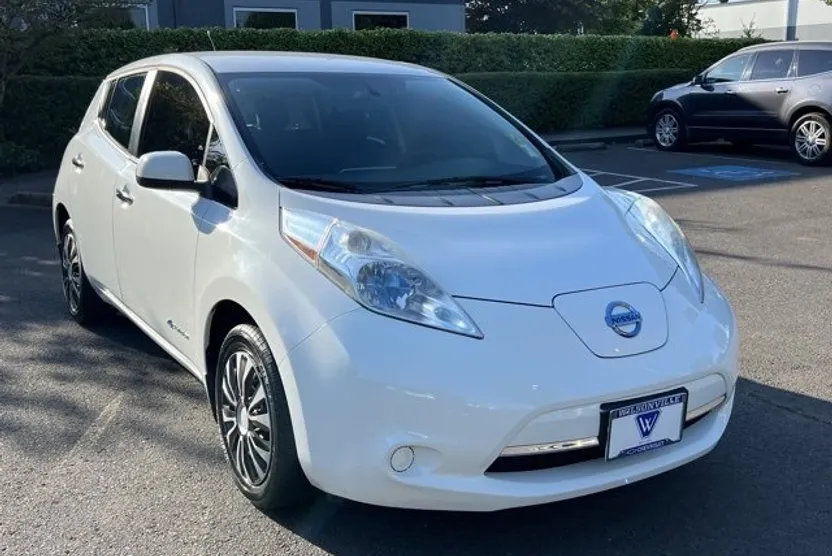 2014 Nissan Leaf S photo 1