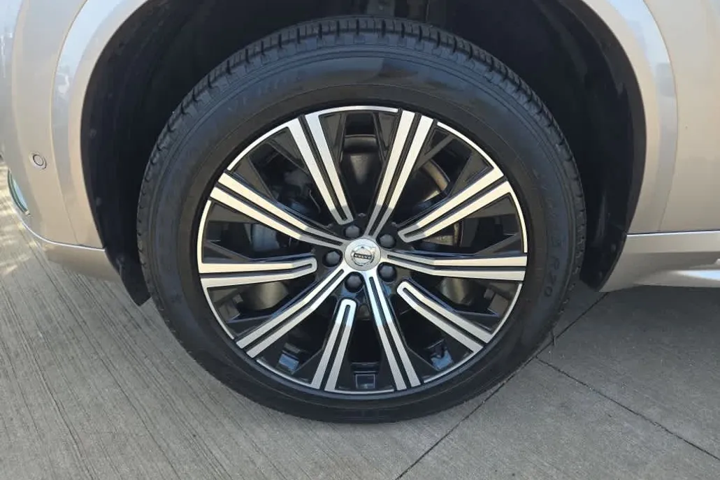 2023 Volvo XC90 AWD Plus photo 1