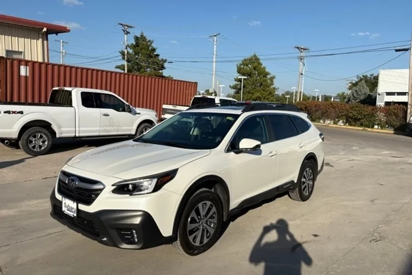 2020 Subaru Outback Premium photo 1