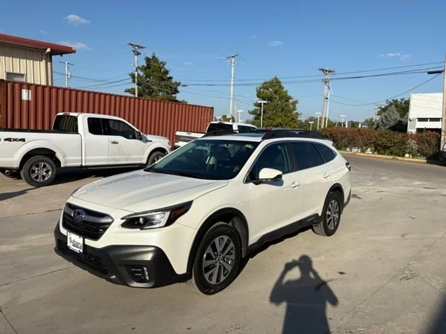 2020 Subaru Outback Premium photo 1