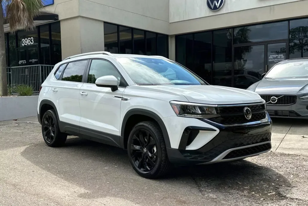 2024 Volkswagen Taos SE photo 1