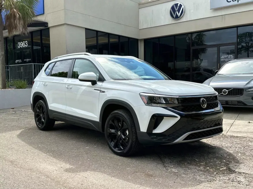 2024 Volkswagen Taos SE photo 1