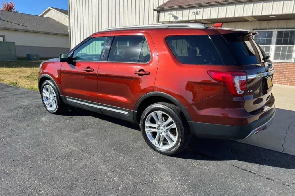 2016 Ford Explorer XLT photo 1