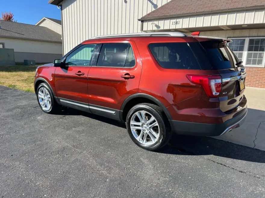 2016 Ford Explorer XLT photo 1