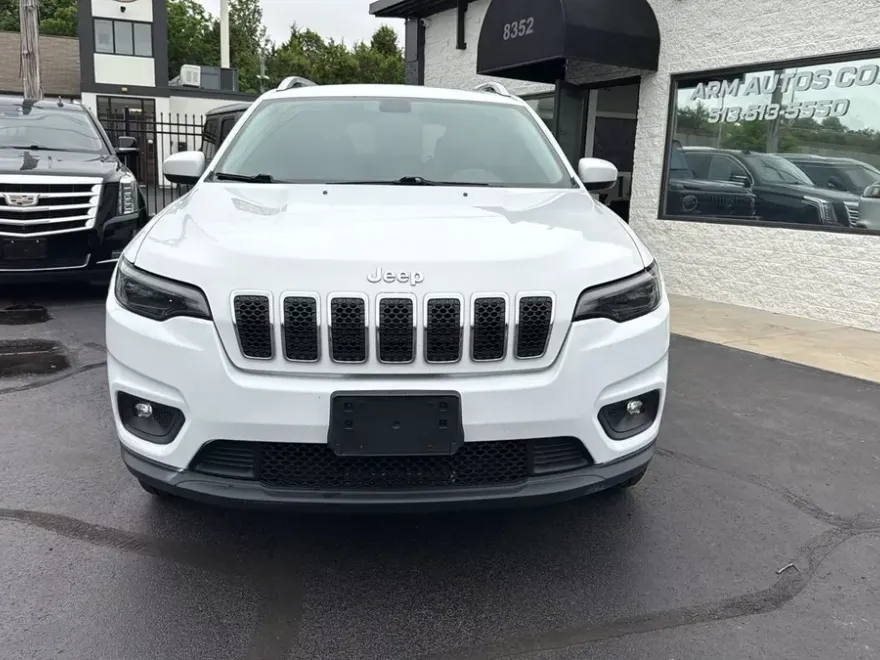 2019 Jeep Cherokee Latitude Sport photo 1