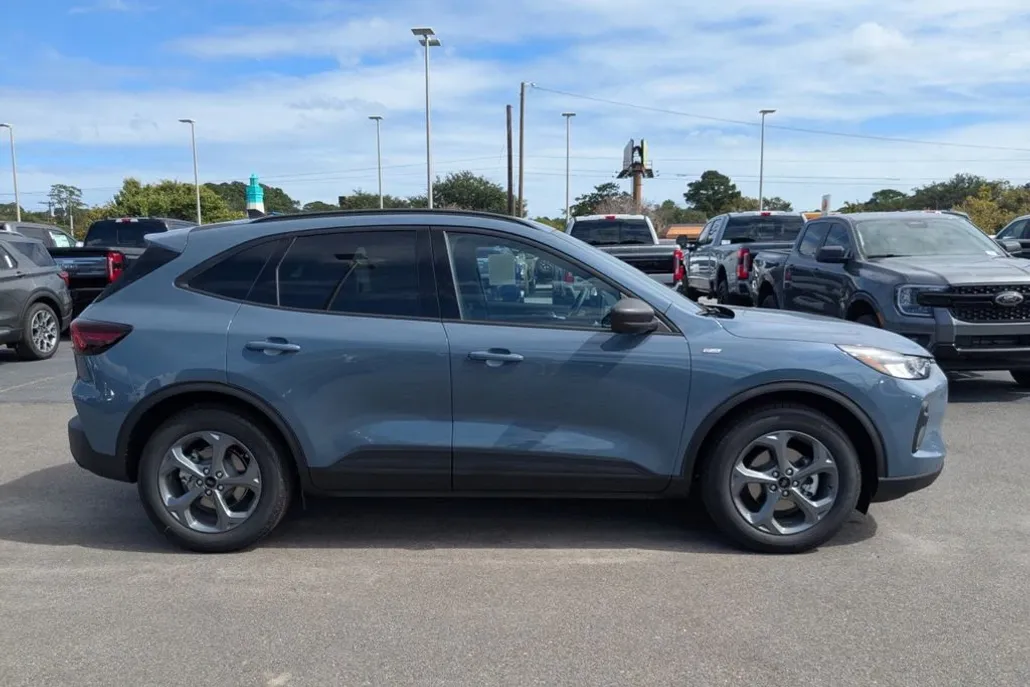 2026 Ford Escape ST-Line photo 1