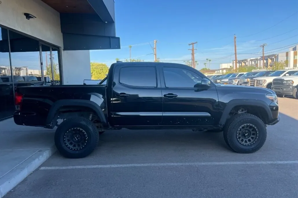 2017 Toyota Tacoma TRD Off-Road photo 1