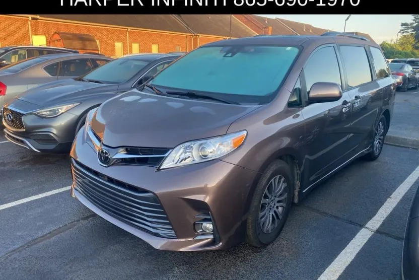 2018 Toyota Sienna L photo 1