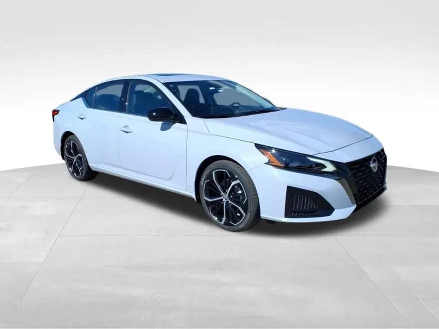 2025 Nissan Altima SR photo 1