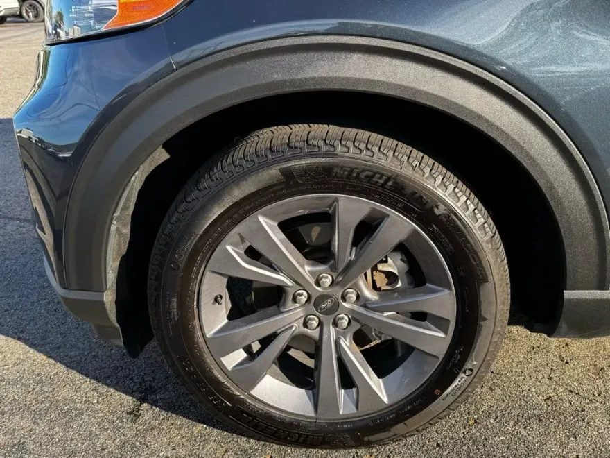 2024 Ford Explorer XLT photo 1