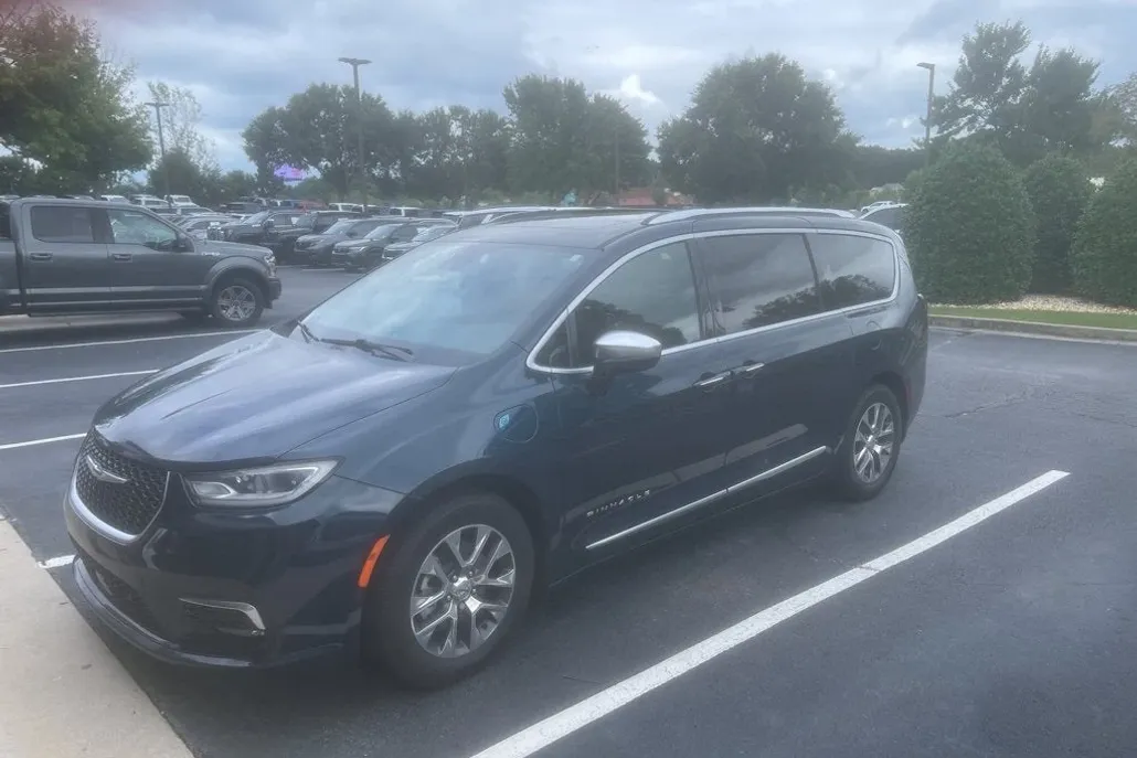 2022 Chrysler Pacifica Hybrid Pinnacle photo 1