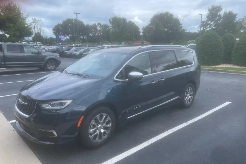 2022 Chrysler Pacifica Hybrid Pinnacle photo 1