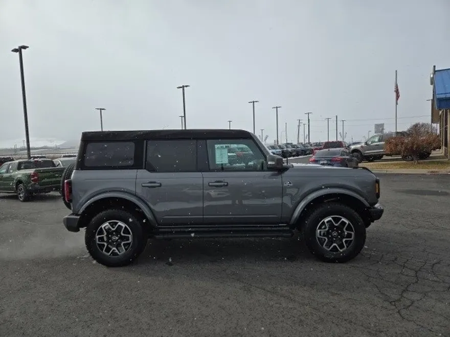 2024 Ford Bronco Outer Banks photo 2