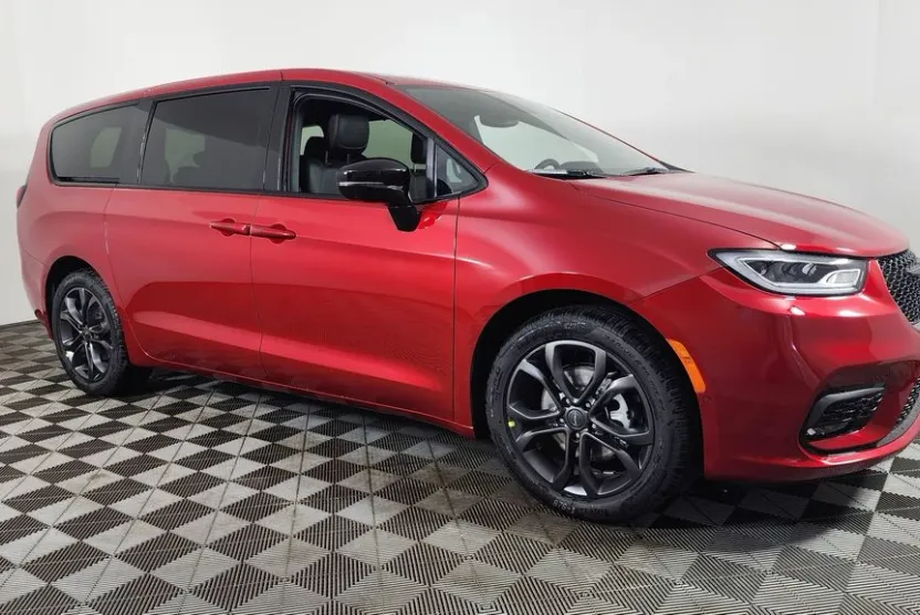 2026 Chrysler Pacifica photo 1