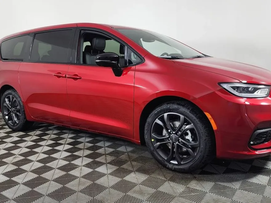 2026 Chrysler Pacifica photo 1