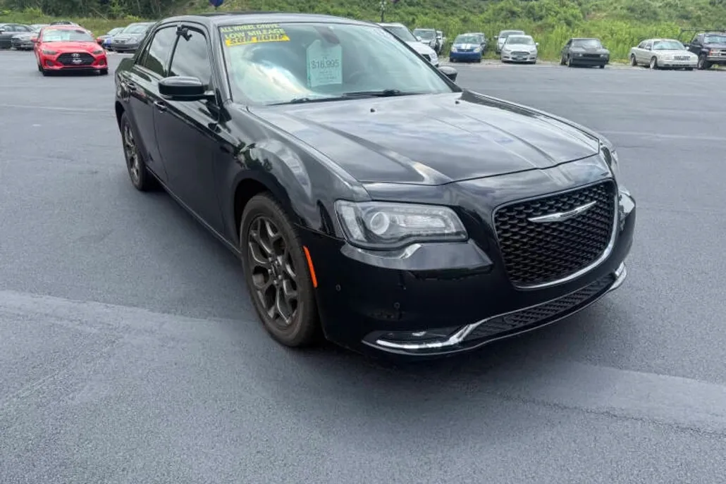 2018 Chrysler 300 S photo 1