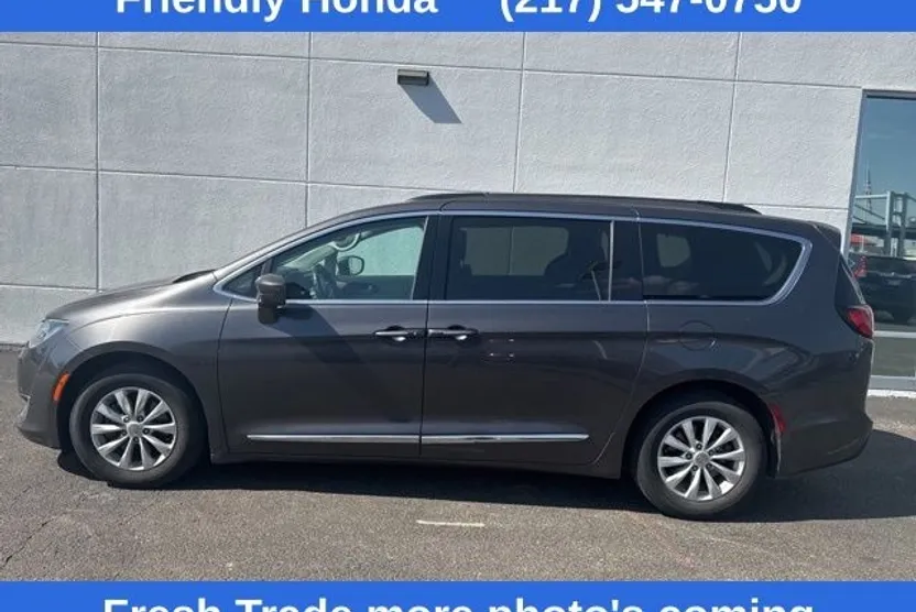 2017 Chrysler Pacifica Touring L photo 1