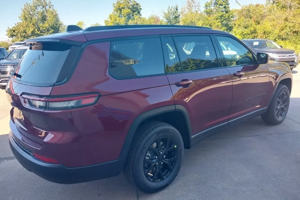 2025 Jeep Grand Cherokee Altitude photo 1