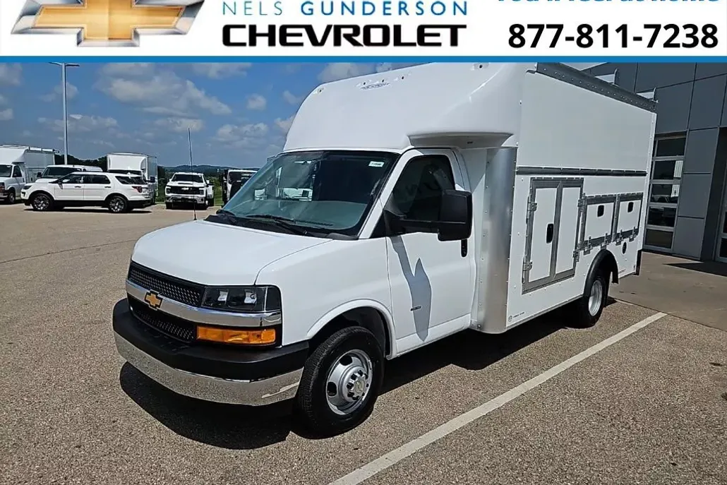 2025 Chevrolet Express Cutaway 3500 photo 1