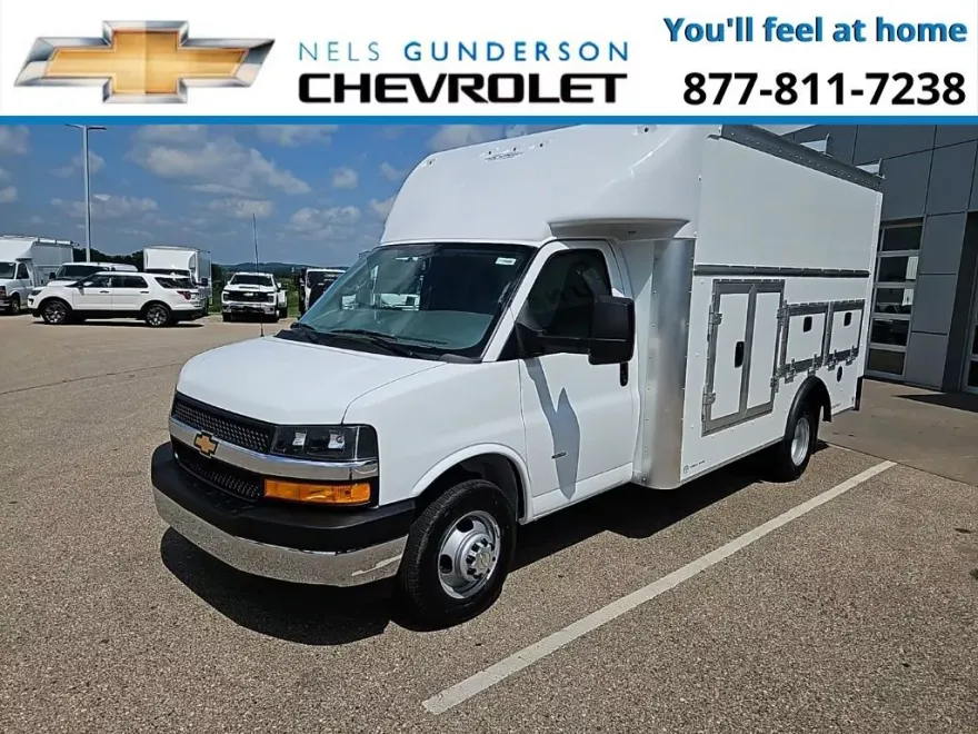 2025 Chevrolet Express Cutaway 3500 photo 1