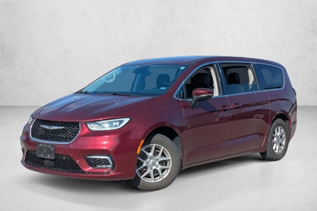 2023 Chrysler Pacifica Touring L photo 1
