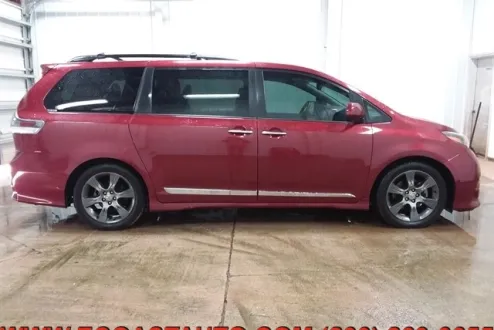 2016 Toyota Sienna SE photo 2