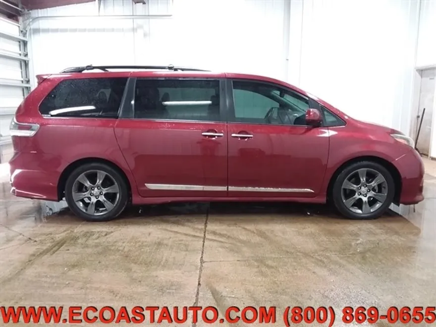 2016 Toyota Sienna SE photo 2