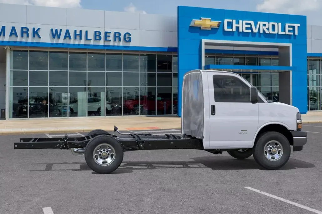 2025 Chevrolet Express Cutaway 3500 photo 1