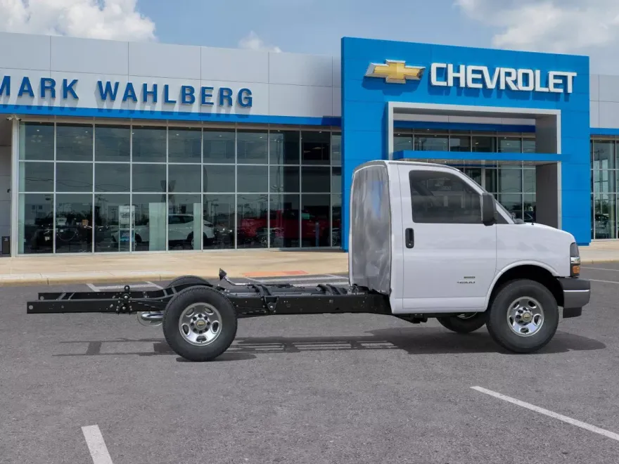 2025 Chevrolet Express Cutaway 3500 photo 1