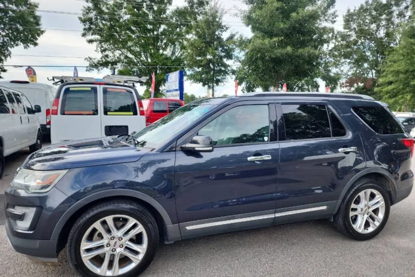 2017 Ford Explorer XLT photo 1