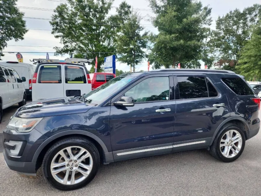 2017 Ford Explorer XLT photo 1