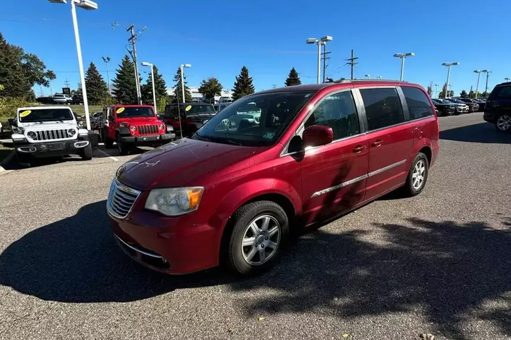 2012 Chrysler Town & Country Touring photo 1