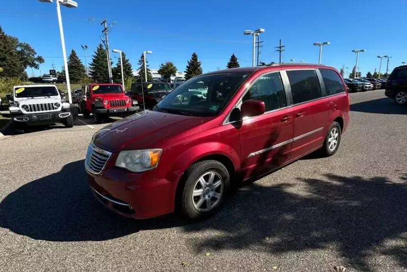 2012 Chrysler Town & Country Touring photo 1