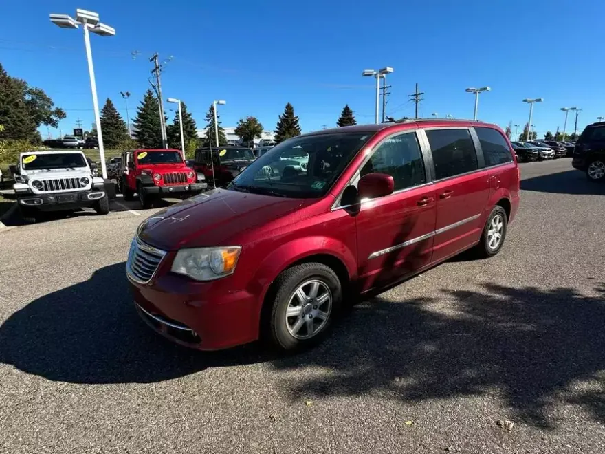 2012 Chrysler Town & Country Touring photo 1