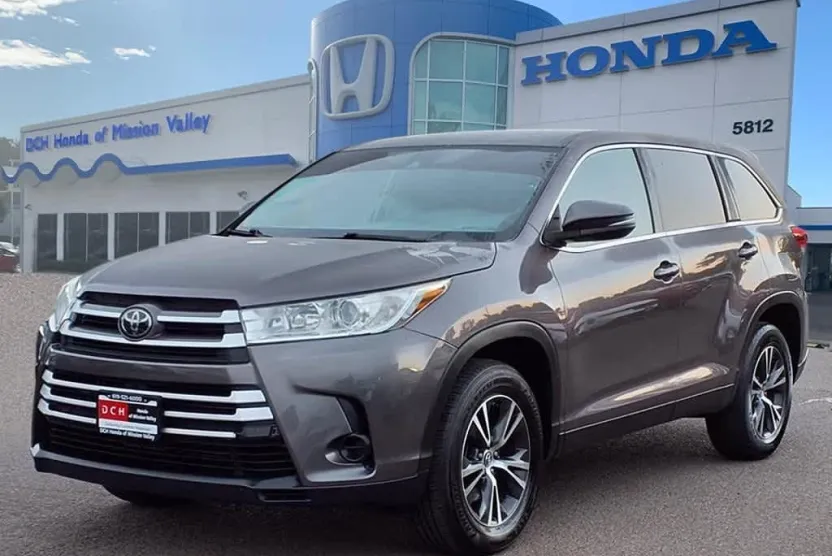 2019 Toyota Highlander LE photo 1