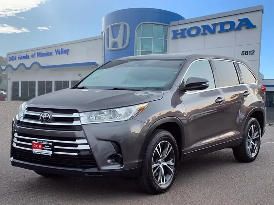 2019 Toyota Highlander LE photo 1