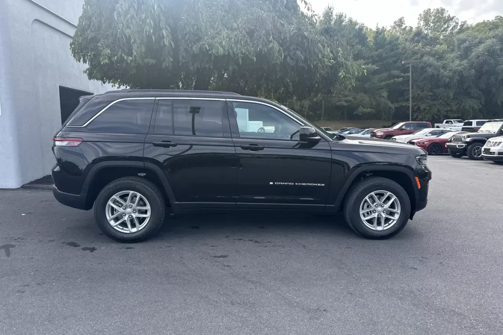 2025 Jeep Grand Cherokee Laredo photo 1