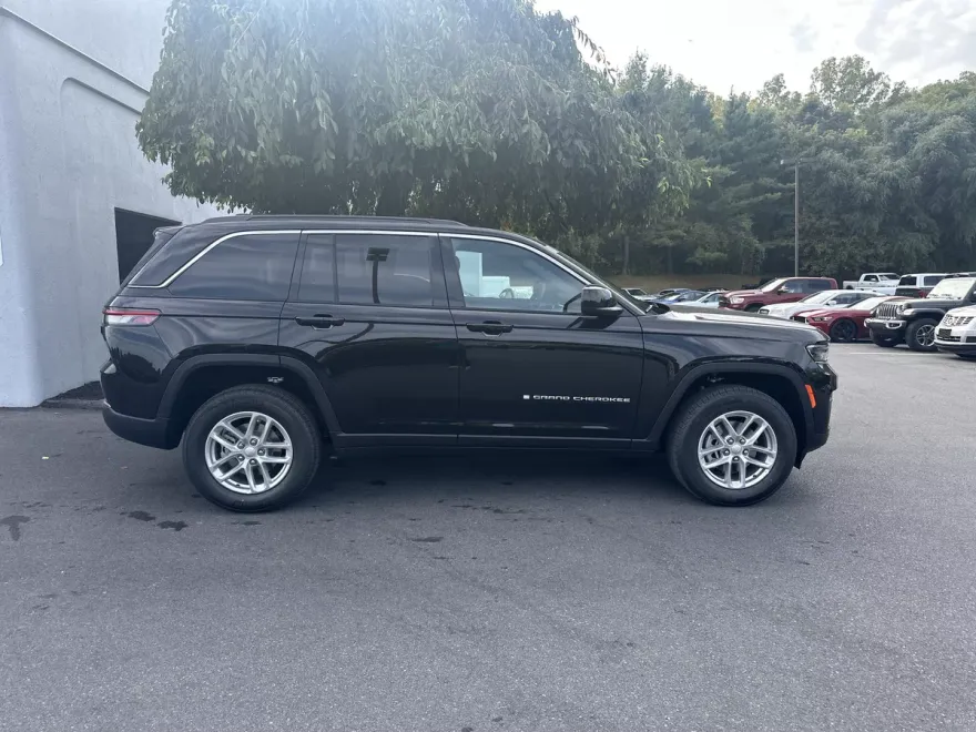 2025 Jeep Grand Cherokee Laredo photo 1