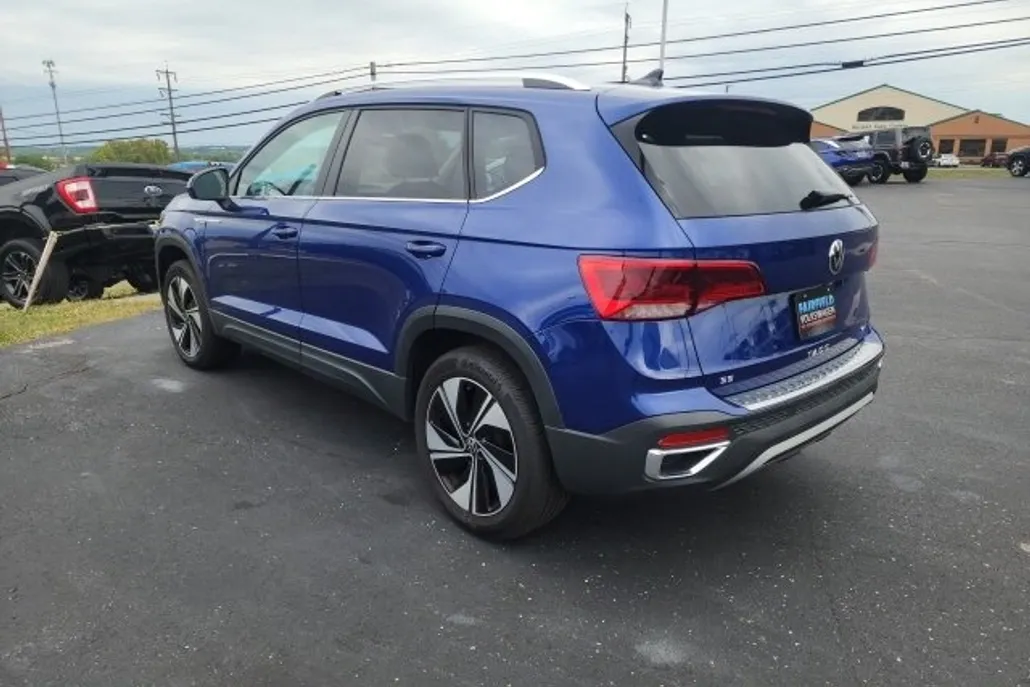 2024 Volkswagen Taos SE photo 1
