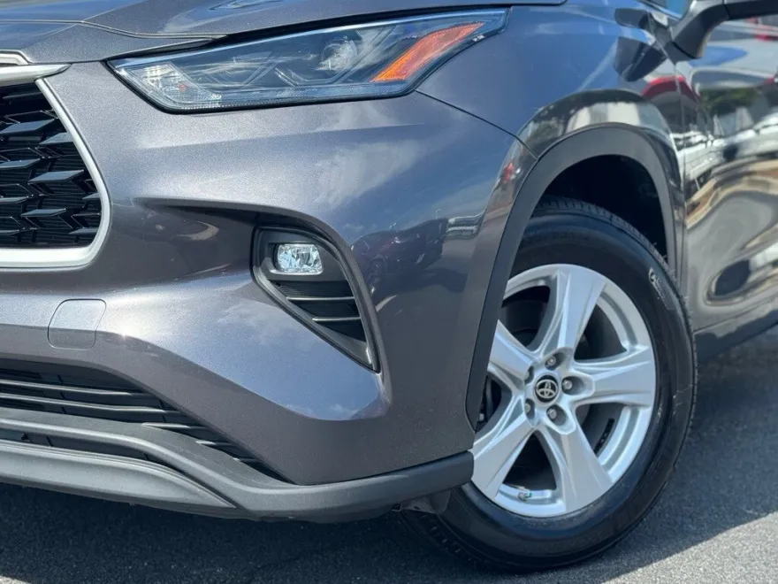 2023 Toyota Highlander L photo 1