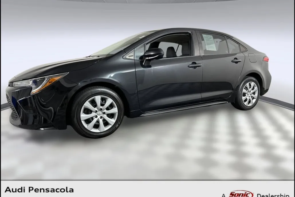 2021 Toyota Corolla LE photo 1