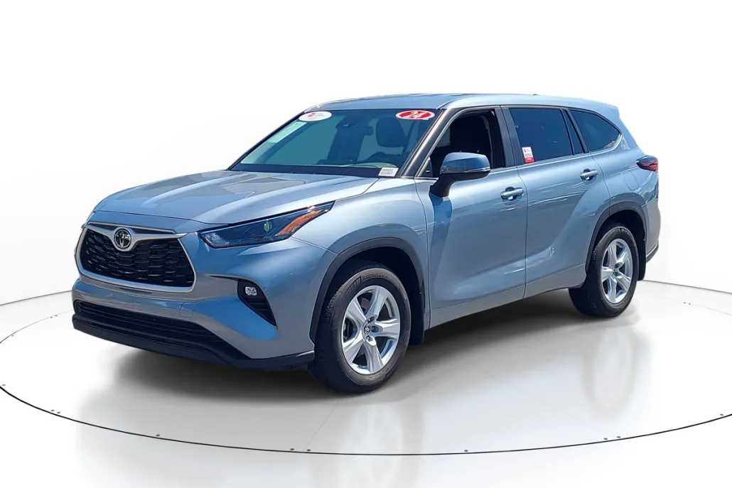 2024 Toyota Highlander LE photo 1