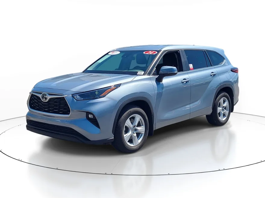 2024 Toyota Highlander LE photo 1