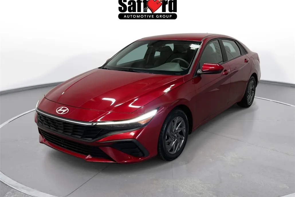 2024 Hyundai Elantra SEL photo 1