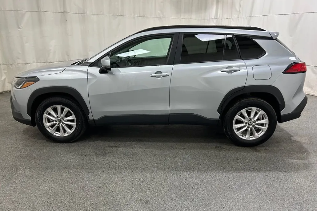 2023 Toyota Corolla Cross LE photo 1
