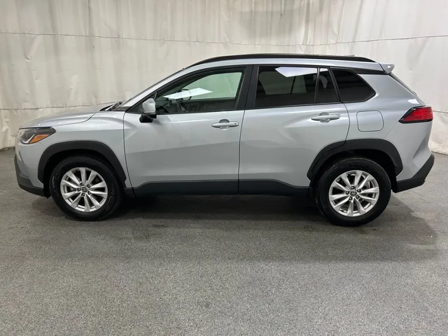 2023 Toyota Corolla Cross LE photo 1