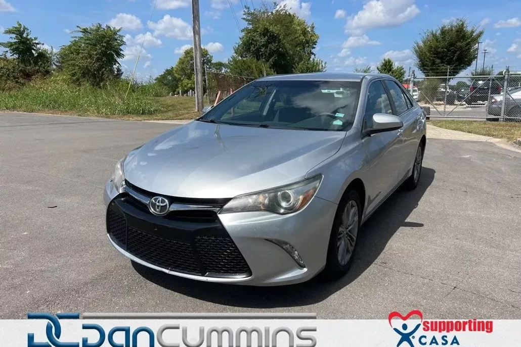 2017 Toyota Camry SE photo 1